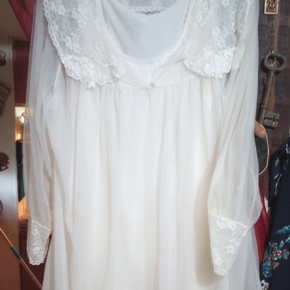 Vintage 2pc Set ,White Lace Trim Robe with Flowing Silhouette Gown